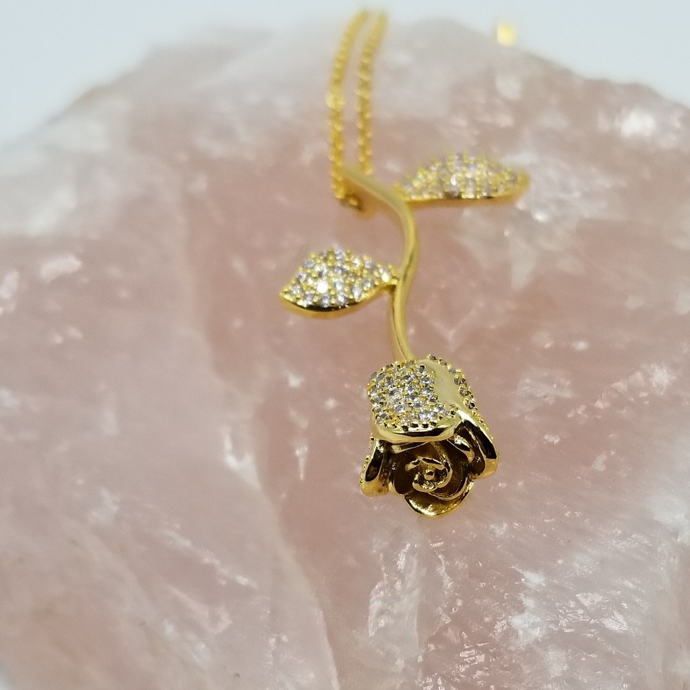 🔥14k gold plated rose necklace with rhinestones - Picture 2 of 6